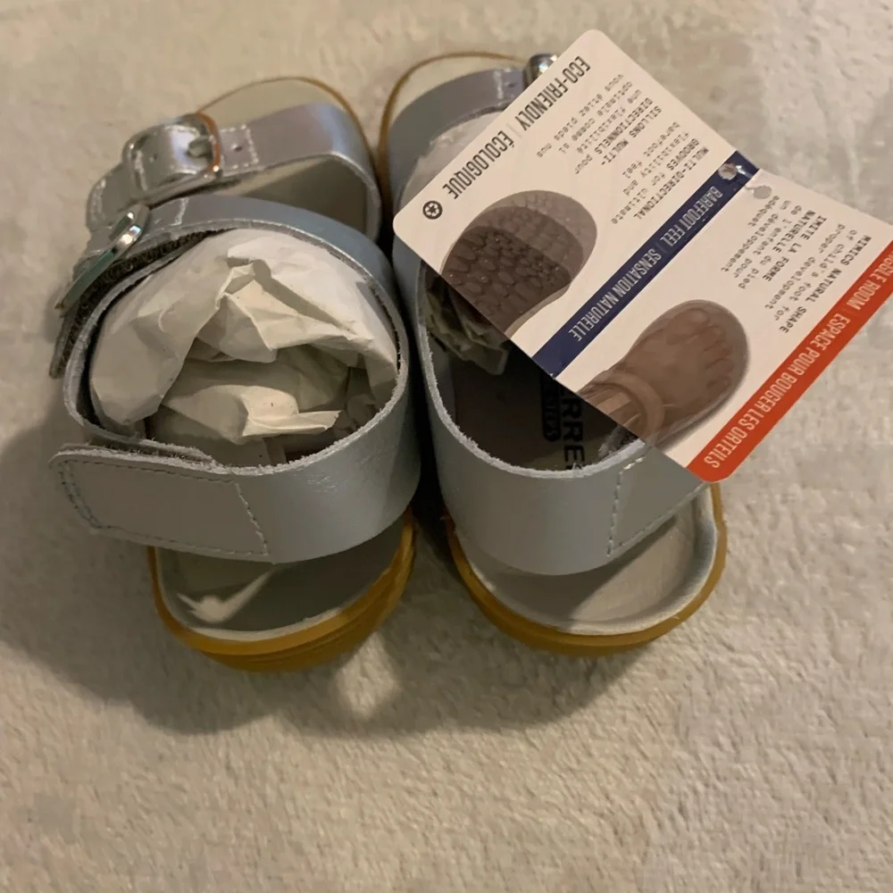 New In Box Toddler Girls 7.5M Regular Merrell Bare Steps‎ Silver Sandals Shoes